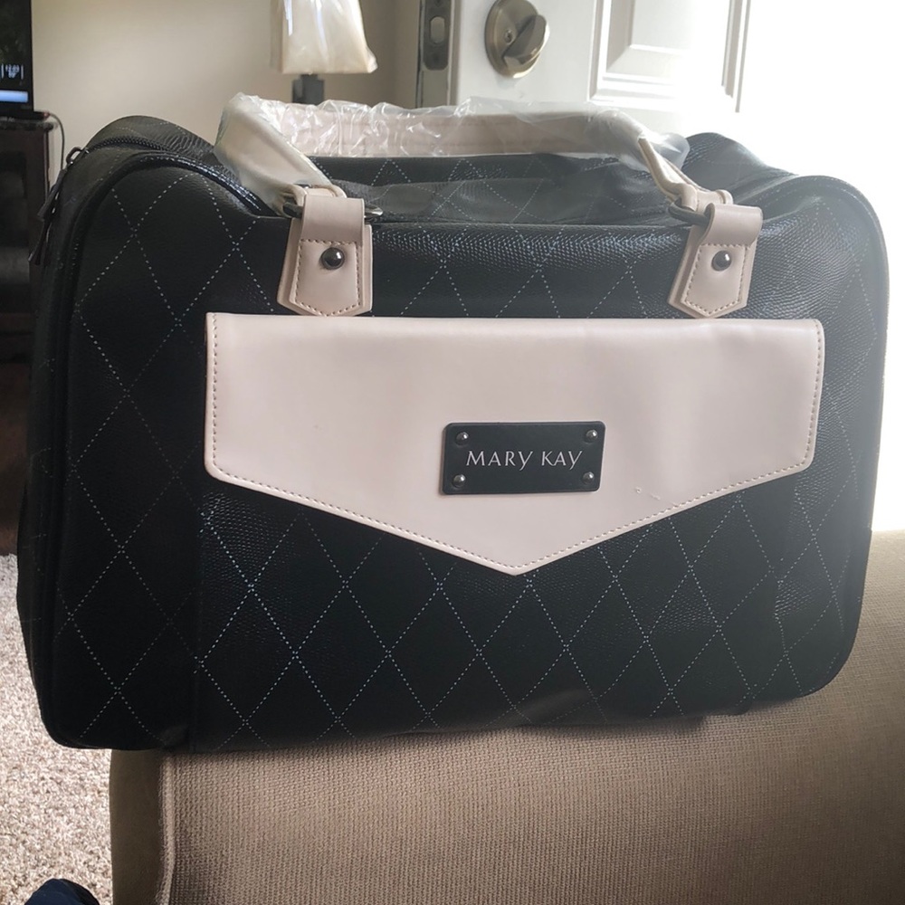 MARY KAY bag it’s brand new. I never used.